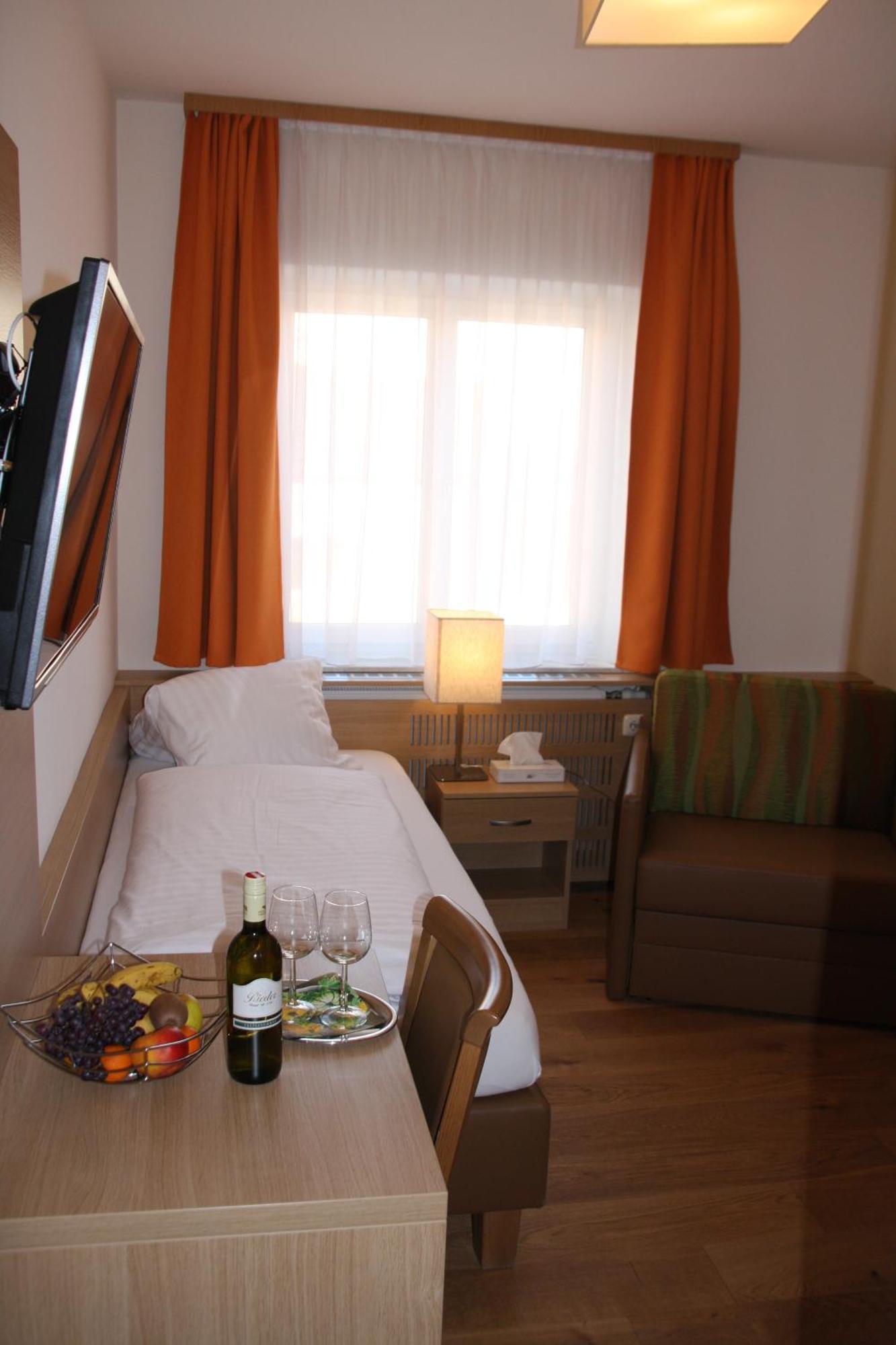 Weinhotel Rieder Poysdorf Eksteriør billede